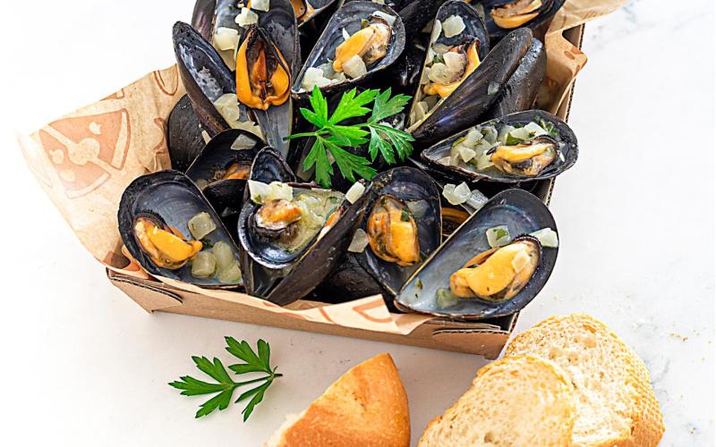 Mussels perfumed with parsley and garlic, served with crostini